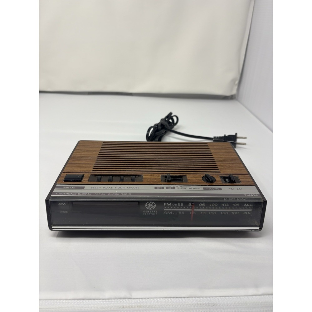 Vintage 1970s GE 7-4624 Electronic Digital FM/AM Clock Radio Woodgrain Works!